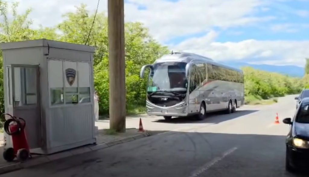 Do t’i bashkoheshin protestës në RMV, policia kufitare në Bllatë ndalon autobusin me studentë shqiptarë