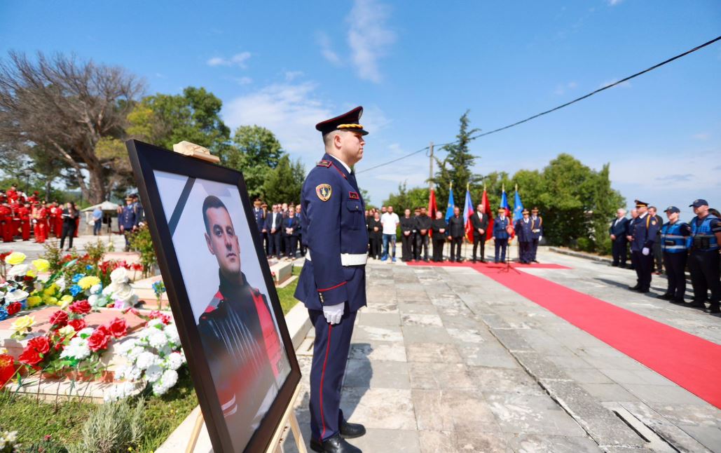 Dy vjet pas vrasjes në krye të detyrës  polici Novruz Cenalia rivarroset në  Varrezat e Dëshmorëve 