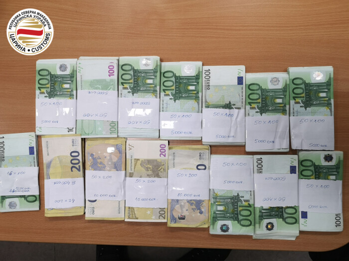 gjysme-milioni-euro-u-gjeten-ne-nje-bunker-ne-nje-minibus-ne-piken-kufitare-tabanoc