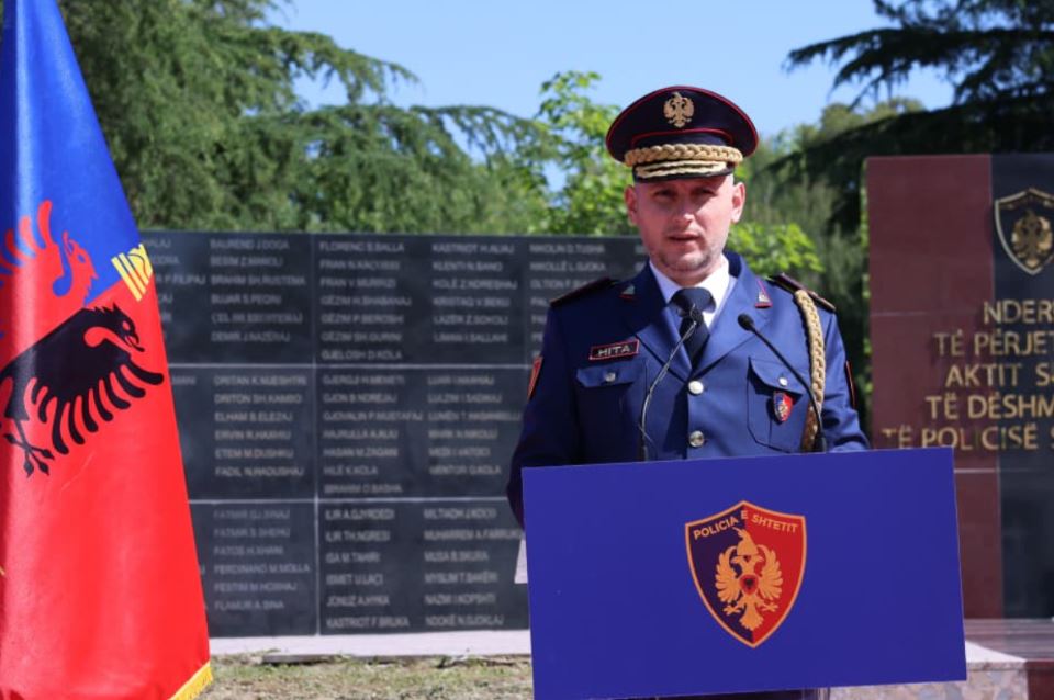 Nderohen policët e rënë në krye të detyrës  mesazhi i drejtorit Skënder Hita  Uniforma  vijë e padukshme mes jetës dhe sakrificës