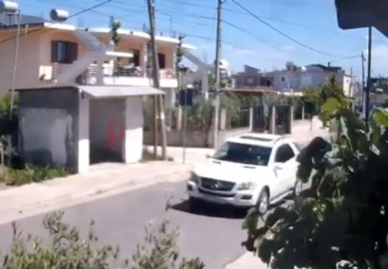Publikohen pamjet pak para aksidentit që i mori jetën dy të miturve  Momenti kur shoferi Nikoll Radaçi lëvizte me shpejtësi të lartë