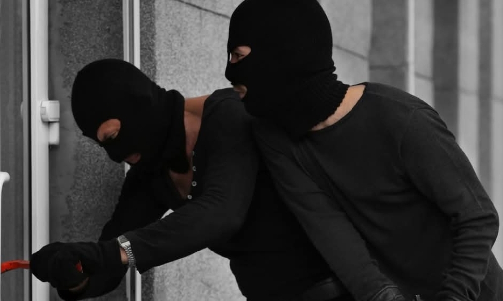 Vjedhin sefin me para nga një zyrë për transferta të shpejta të në Shkup  arrestohen dy të rinj
