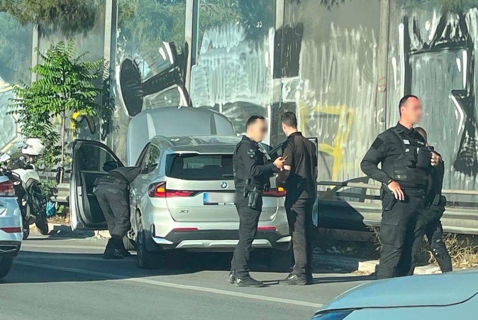 Shqiptari plagos me armë pronarin e një dyqani në Greqi  arratiset me makinë dhe përplaset me disa automjete gjatë ndjekjes nga policia