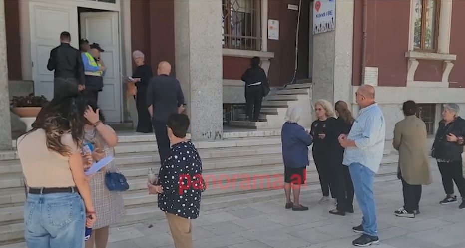 VIDEO   Më lehtë takon ndërkombëtarët se Emiriana Sakon    Banorët që preken nga projekti TID i  zënë  derën Bashkisë të revoltuar  Nuk e lejojmë prishjen e shtëpive 