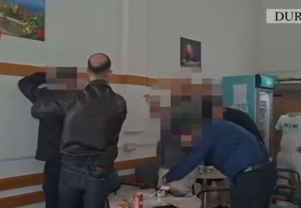 VIDEO/ Shisnin kokainë dhe hashash afër shkollave, çmontohet grupi kriminal, 9 të arrestuar dhe 3 në kërkim! Ja çfarë u sekuestrua gjatë kontrolleve