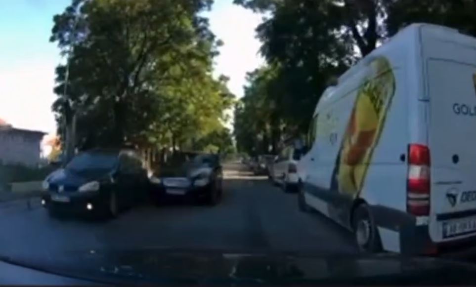 VIDEO/ Aksidenti fatal në Shkodër ku humbi jetën 62-vjeçari, dalin pamjet e përplasjes tragjike! makina tenton parakalimin me shpejtësi dhe…