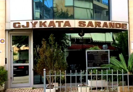 Gjykata cakton “arrest me burg” për francezin në Sarandë, dyshohet për mashtrim me mesazhe false të “Posta Shqiptare”