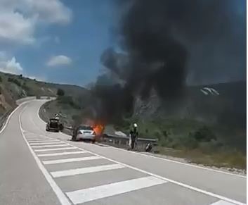 Makina  Benz  përfshihet nga flakët në  Qafën e Qarrit  dhe shkrumbohet tërësisht  Shkaku i panjohur  drejtuesi doli dhe 