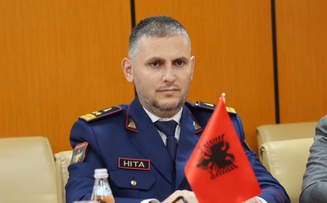 I cilësuar si një nga njerëzit më besnik të Ilir Prodës  kryepolici Skënder Hita përjashton nga detyra Uljan Shpatarakun  Nuk paraqitej në punë