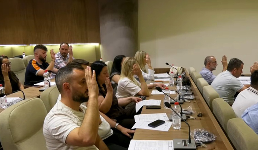 Uji i pijshëm rikthen debatet në Këshillin e Gostivarit