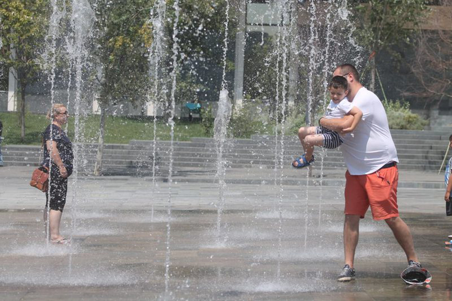 Mot i nxehtë me temperatura maksimale deri në 34 gradë
