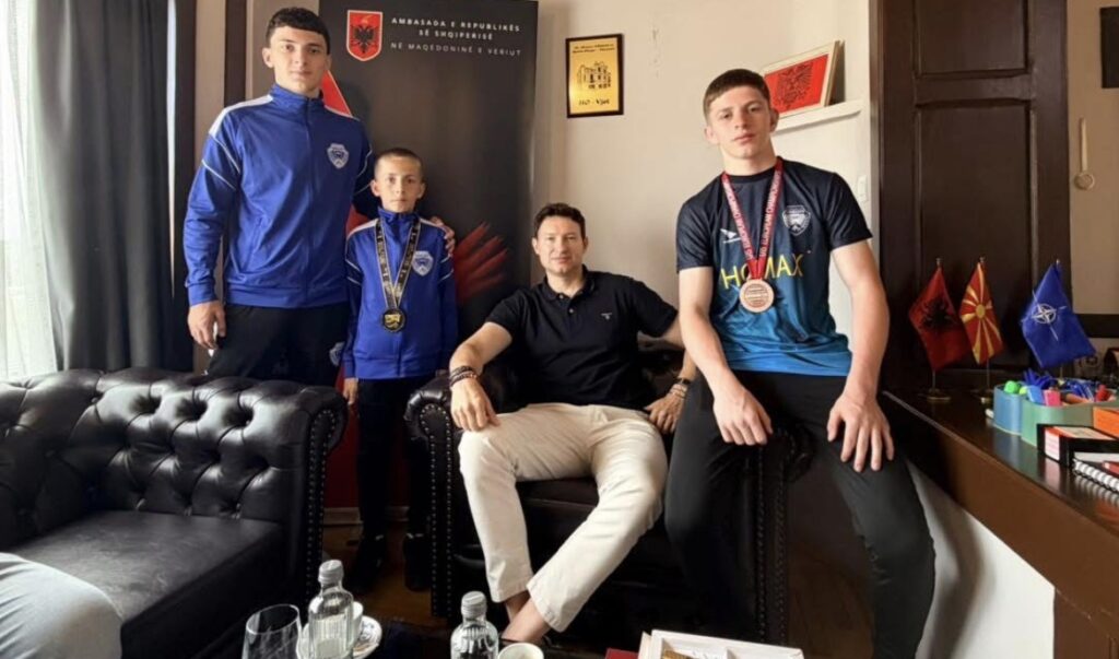 Ambasadori Denion Meidani pret kampionët e Klubit të Mundjes  Shkupi   Krenari për sportin shqiptar
