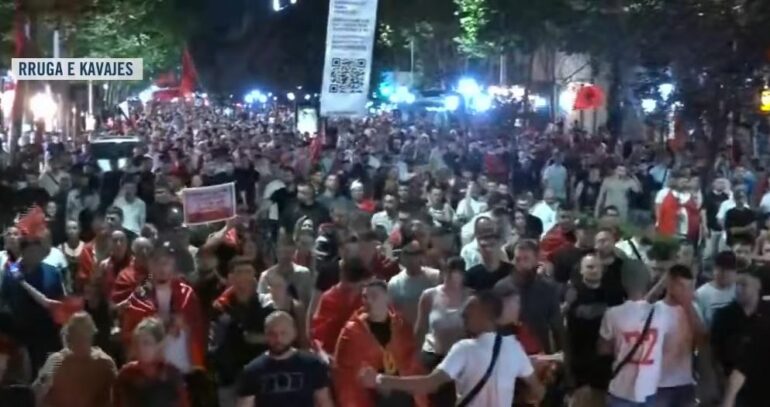 Shqiptarët nuk heqin dorë  Sot dita e 19 të e revoltës qytetare  protestuesit kërkojnë dorëheqjen e Edi Ramës
