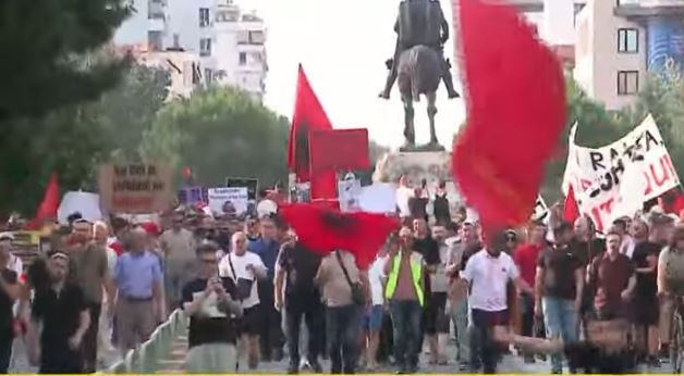  Edi Rama ka mbaru    Protestuesit grumbullohen në shesh në ditën e shtatë  marshim në bulevard  Të konfiskohen edhe pasuritë  jo vetëm burg 