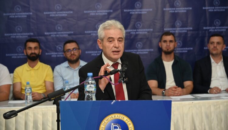 Ahmeti porosi Albin Kurtit dhe VLEN it  Me çështjet që janë larë me GJAK nuk bëhet MAJTAP