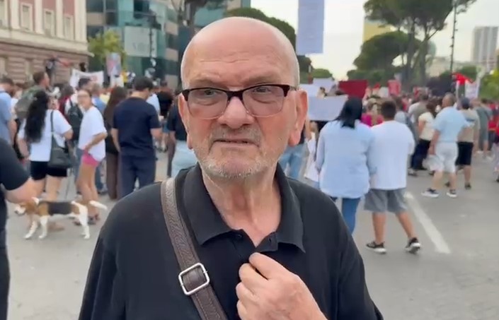 Protesta e 12 të për dorëheqjen e Ramës  aktori Mehdi Malkaj  Kryeministrit nuk ia mban të vijë të thotë ndonjë fjalë