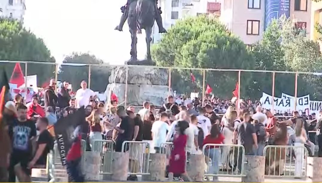 Protesta për Zvërnecin  qytetari me karton të kuq në dorë  Është për të gjithë deputetët  duhet të dalin nga Parlamenti