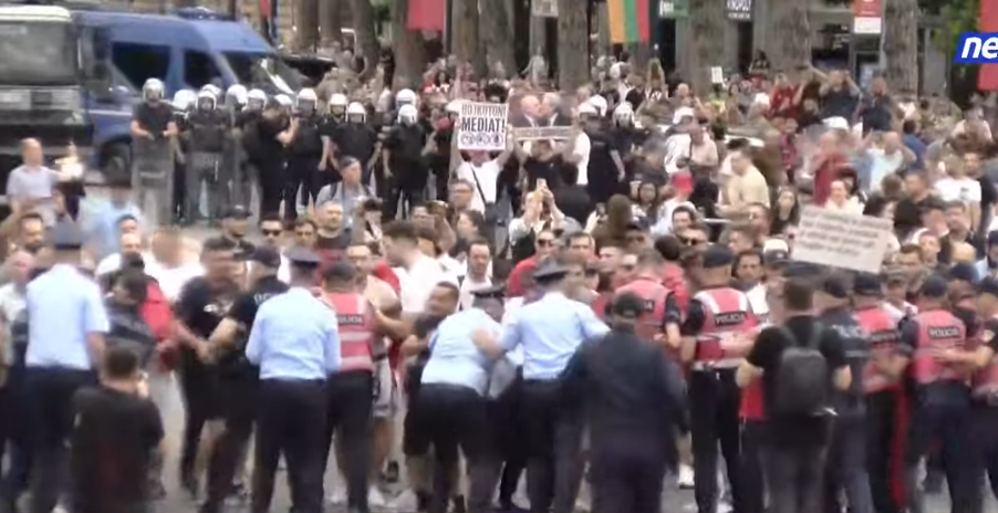 Protestuesit çajnë gardhin metalik  efektivët e policisë tërhiqen  makinat shi hedhëse tentojnë t i largojnë nga perimetri i Kryeministrisë