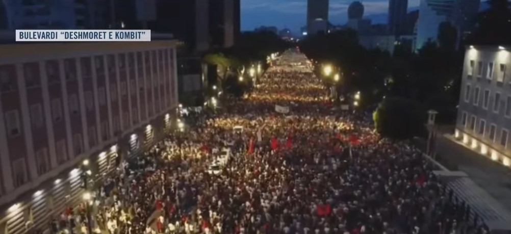 Pamjet nga droni  Shikoni sa protestues janë para Kryeministrisë   patronazhisti  i monitoron nga tarraca Kuvendit
