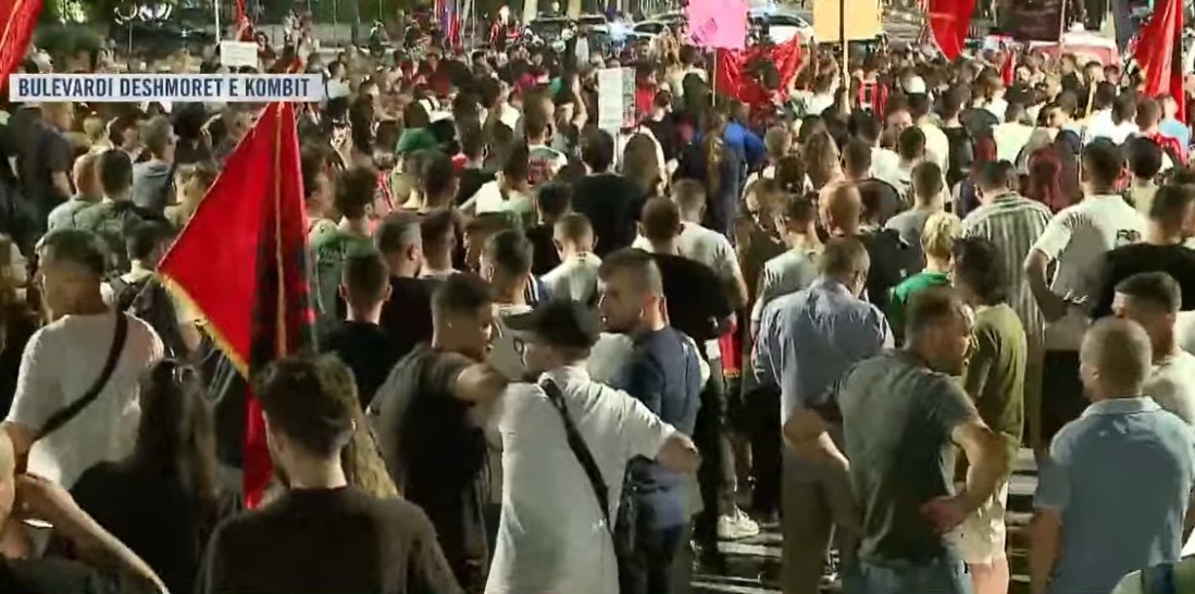 VIDEO   Ju erdhi fundi    Protesta për largimin e kryeministrit  qytetarët përfundojnë marshimin poshtë zyrës së Ramës  Jep dorëheqjen  F ck you 