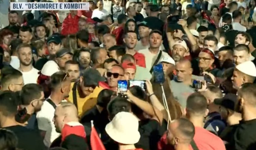  Teze Belinda ka 300 apartamente   Ironia e protestuesit  I duhen 1 javë me gjet çelësat e shtëpisë  Mua nuk më ka zënë gjumi 1 javë kur m u rrit qiraja