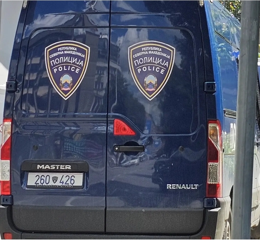 Tmer në Tetovë: Gruaja kapet duke e përplasur foshnjën 3-muajshe në asfalt, arrestohen dy persona