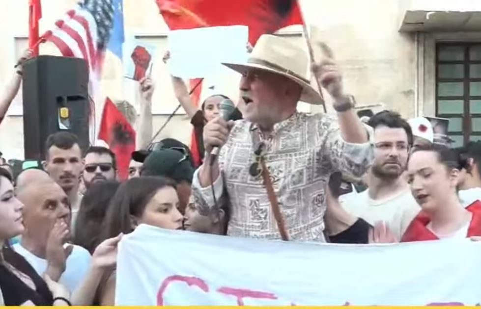  Shqipëria nuk është në shitje   Fatos Lubonja flet nga protesta  Sistemi i Ramës ka grabitur vendin  Ta shtojmë këtë  lumë  të përmbysi pushtetin