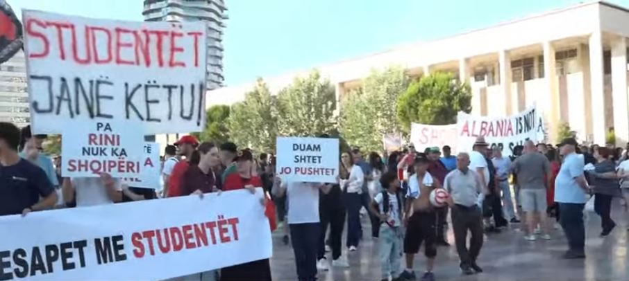 VIDEO/ “Mos bini pre e provokimeve”- Mijëra shqiptarë në protestë, bashkohet dhe Diaspora: Shqipëria nuk është në shitje! Rama jep dorëheqjen