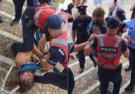 VIDEO   Çfarë bëni  po i vini shkelmin në fyt   Tensione para Kuvendit  Policia shtrin me forcë në tokë aktivistin dhe i vë prangat duke e tërhequr zvarrë  Protestuesit shpëtojnë të riun