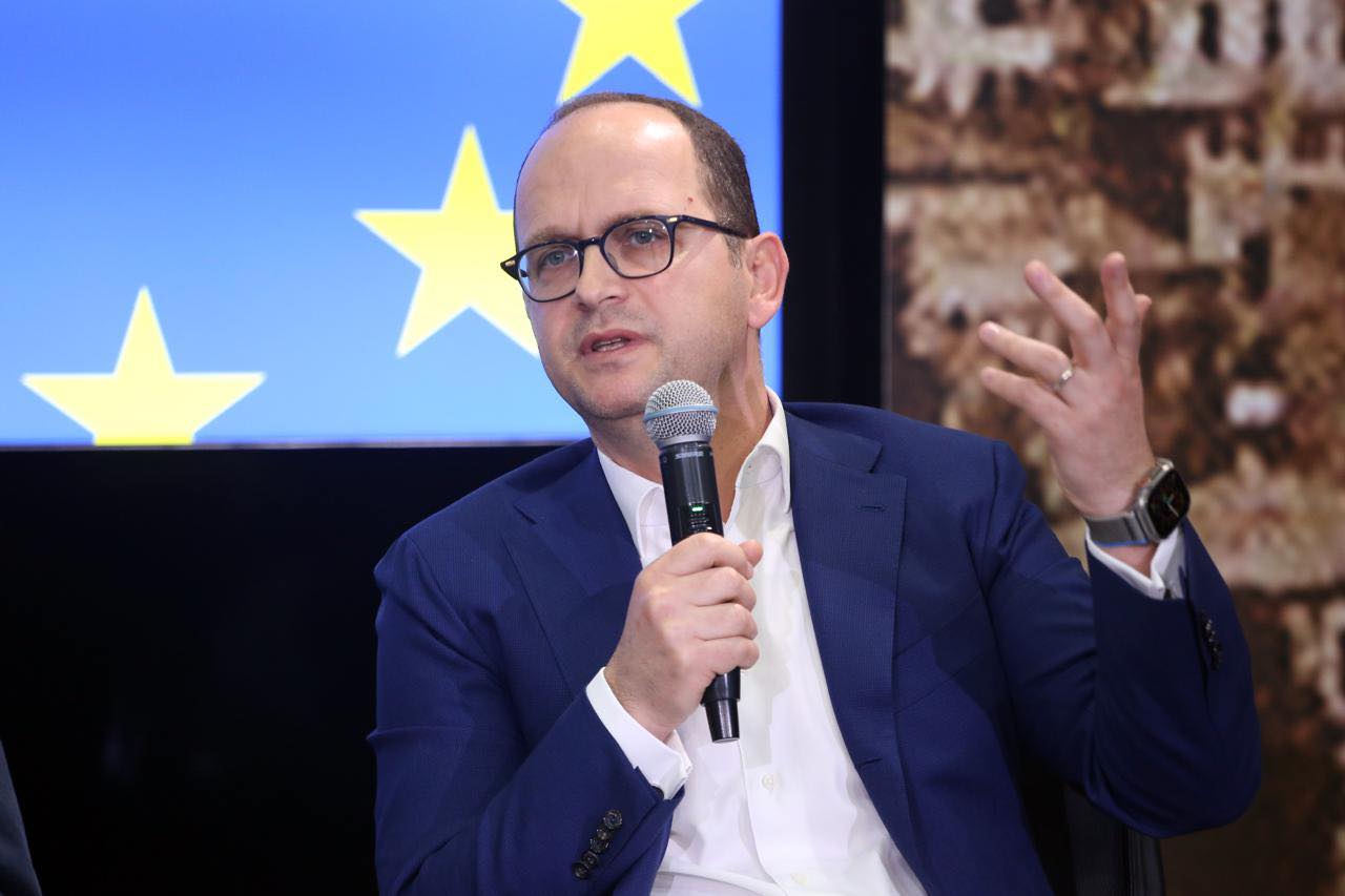  As Irani  as algoritmet  shqiptarët janë të revoltuar nga trajtimi i atdheut si plaçkë   Ditmir Bushati  Shqipëria e Re është një kapitull i pashmangshëm