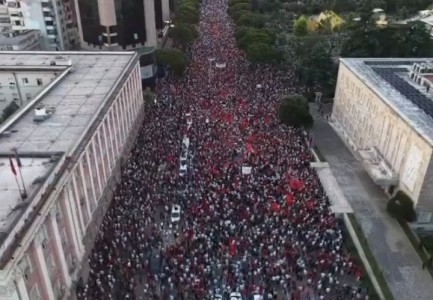 Pamjet me dron nga protesta masive  Mijëra shqiptarë nga brenda dhe jashtë vendit në shesh për largimin e Ramës dhe qeverisë
