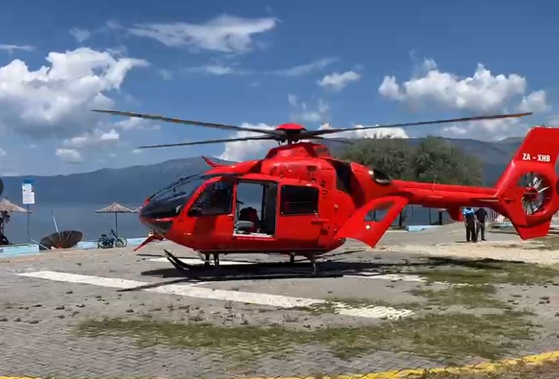 U plagos me thikë nga bashkëshorti në banesë, 28-vjeçarja dërgohet me helikopter drejt Traumës në Tiranë