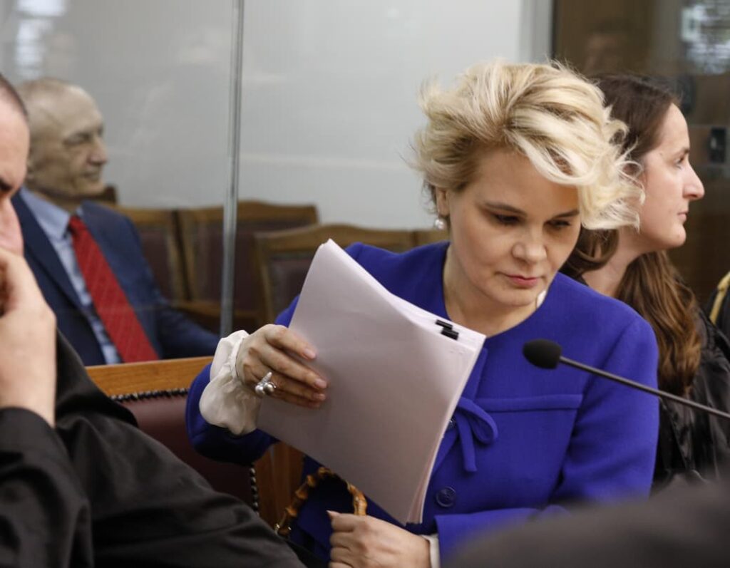 “Mos u merr me llafe grash”- Monika Kryemadhi debat me Ilir Metën në GJKKO: Kam 4 vjet që duroj Tedi Blushin, edhe babai im të çohet nga varri…