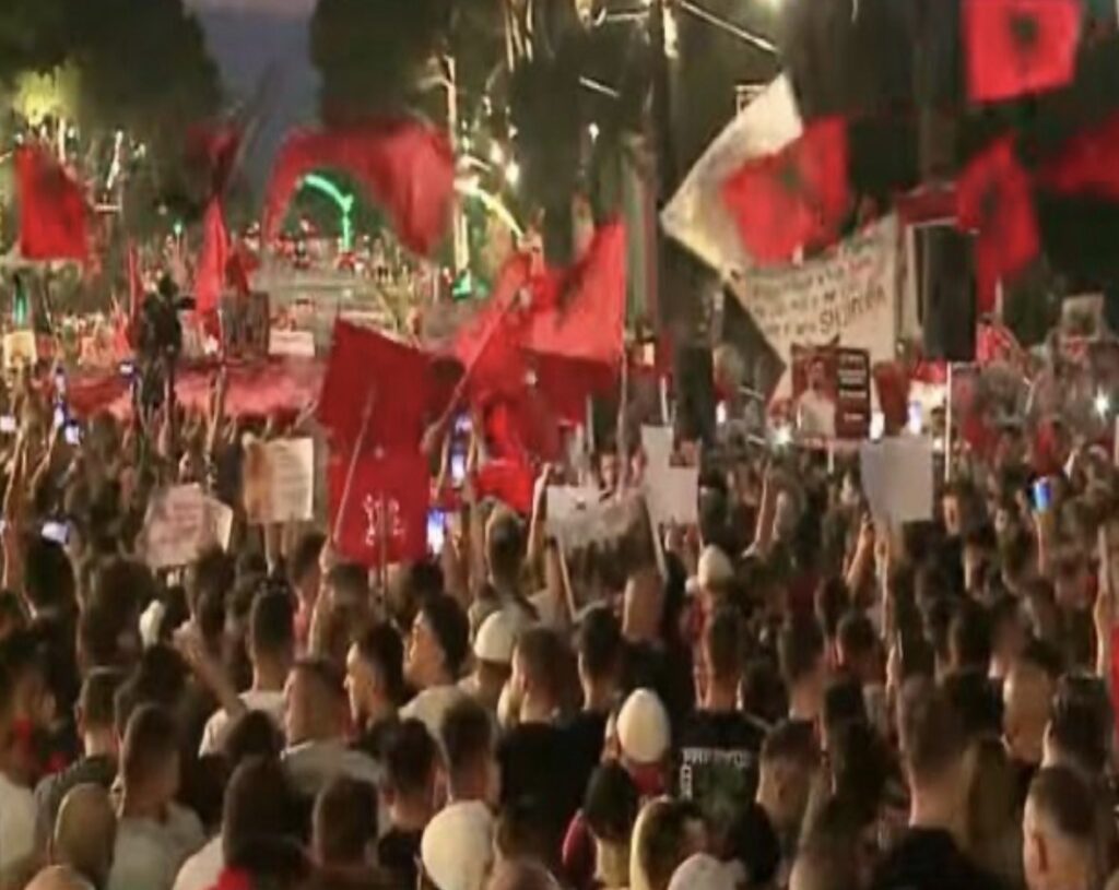 VËZHGIMI/ Ndryshe nga tubimet politike, protesta qytetare zgjerohet çdo orë! Thirrje masive; “Rama jep dorëheqje”