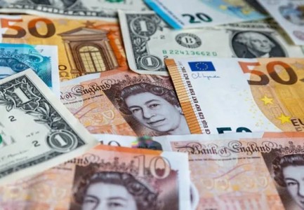 Këmbimi valutor 30 qershor  Me sa blihen e shiten dollari dhe euro  çfarë ndodh me monedhat e tjera
