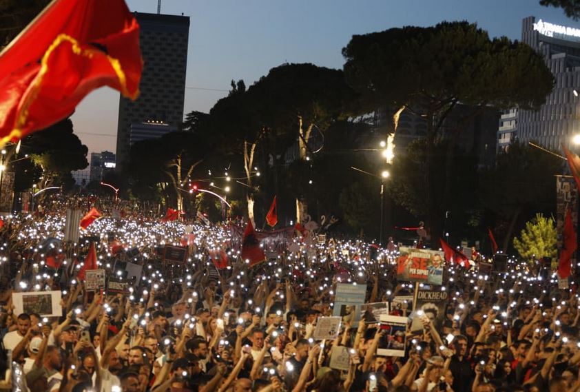 Protestat masive për largimin e Ramës  reagon kreu i shoqatës së shqiptarëve në Greqi  Vullkan i formuar nga një ngjizje e madhe shumëvjeçare korrupsioni