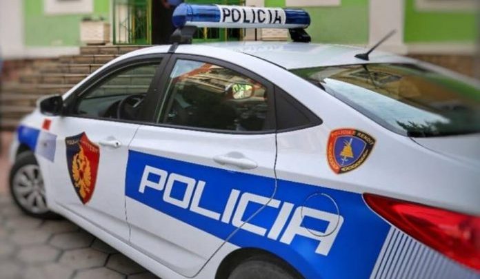 Po ndiqej nga policia  i shpalluri në kërkim përplas 4 automjete të parkuara  Arrin t u shpëtojë sërish uniformave blu