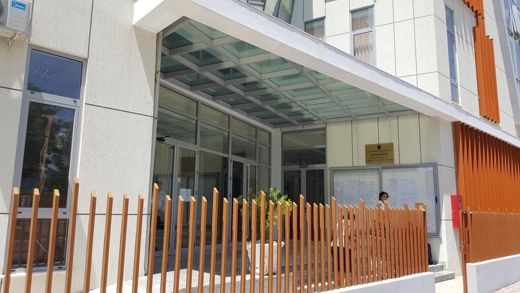 Abuzonin me skemën e ndihmës ekonomike  jepen masa sigurimi për 6 funksionarë të shtetit  Shkaktuan një dëm prej 12 5 milionë lekësh
