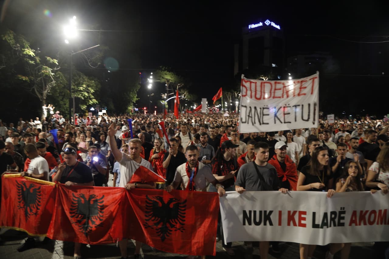 Pas disa orësh protestë para Kryeministrisë  mijëra qytetarë nisin marshimin në rrugët e Tiranës  Rama jepe dorëheqjen 