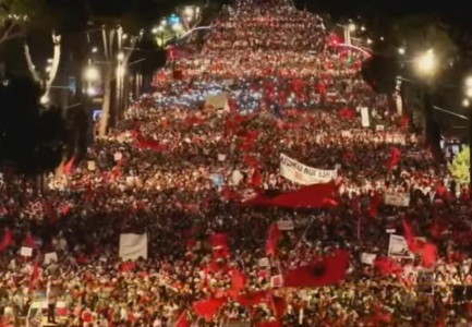 VIDEO/ Mijëra shqiptarë në shesh kundër Edi Ramës, nisin marshimin rreth godinës së Kryeministris: Jep dorëheqjen! Do ta gdhijmë këtu