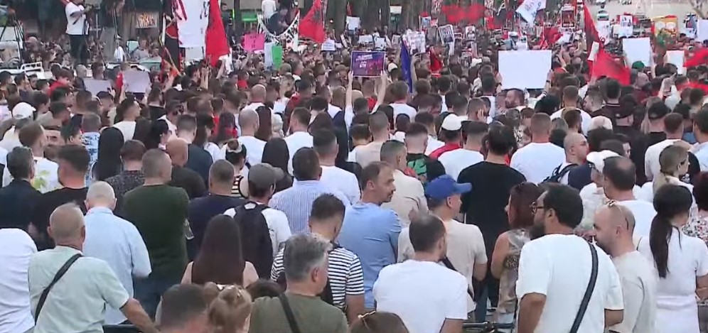 “Edi Rama, anulo projektin dhe jep dorëheqjen!”- Protestuesi: Kryeministri gënjeu gazetarët e huaj për investimin, s’ka negociata pas shpinës sonë!