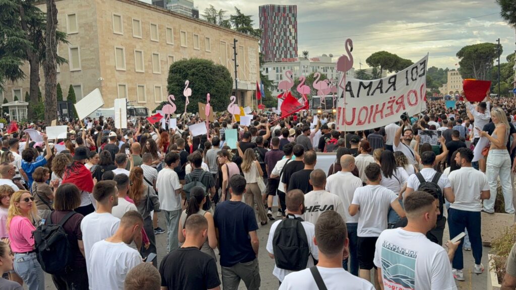 VIDEO/ “Nesër më shumë!”- Mbyllet pas më shumë se tre orësh protesta në mbrojtje të Zvërnecit, mijëra qytetarë thirrje Ramës: Jep dorëheqje