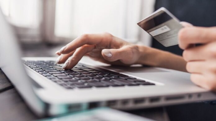 Kujdes me kartelat, 63 vjeçari denoncon në polici pagesa të paautorizuara online