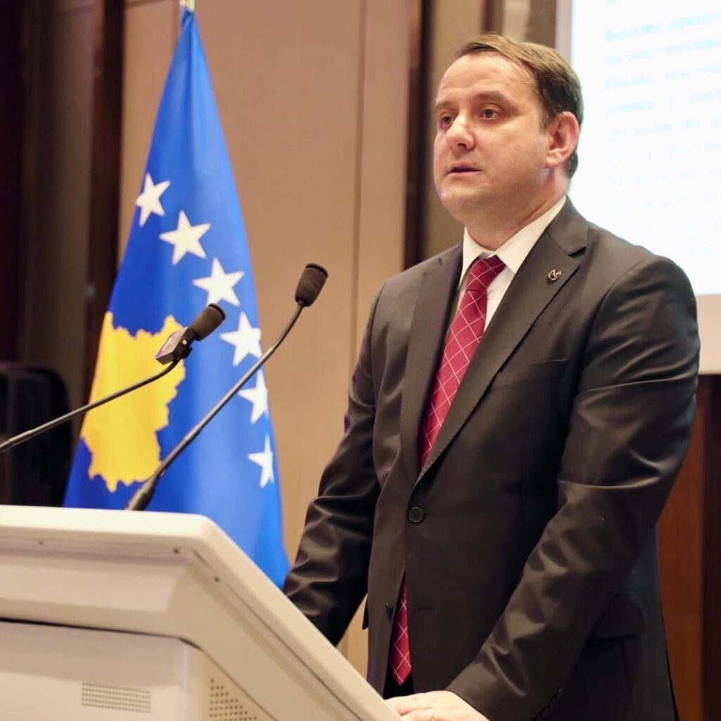 Ambasadori Florian Qehaja shpreh ngushëllimet te familjarët e viktimave nga aksidenti tragjik në Maqedoni