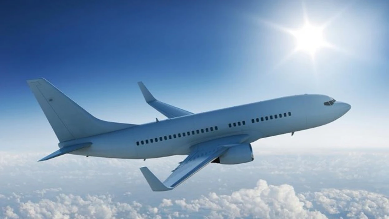 Momente tmerri mbi qiellin e Maqedonisë  Defekti i avionit theu xhamin dhe një person u tërhoq nga rrjedha e ajrit  por u shpëtua nga pasagjerët tjerë