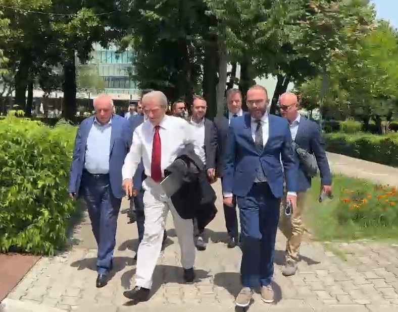 PD thyen bojkotin  Deputetët me Berishën në krye mbërrijnë në Parlament  futen nga hyrja dytësore duke shmangur protestuesit  VIDEO 