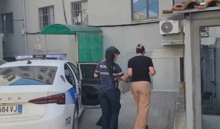 Vodhën dhjetëra miliona lekë të pensioneve/ Del para Gjykatës së Durrësit ish-drejtoresha Elisabeta Mataj dhe dy zyrtaret e Postës, ja akuzat