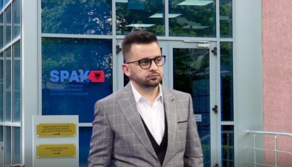 Nën akuzë kryebashkiaku Erion Isai dhe 14 zyrtarë të tjerë për dosjen e tenderave në Kolonjë, GJKKO nis seancën paraprake