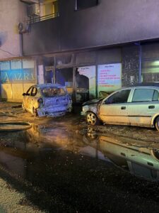 Dy vetura përfshihen nga flakët në Shkup  intervenojnë zjarrfikësit