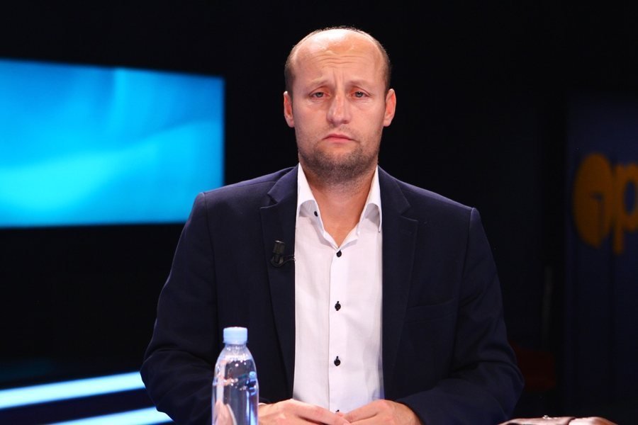 Dhunohet gazetari Elton Qyno, bashkëshortja e Florenc Çapjas dhe babai i saj e godasin me sende të forta